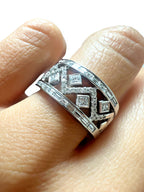 18kt White Gold Wedding Band Ring with Diamond Design Size 6.5