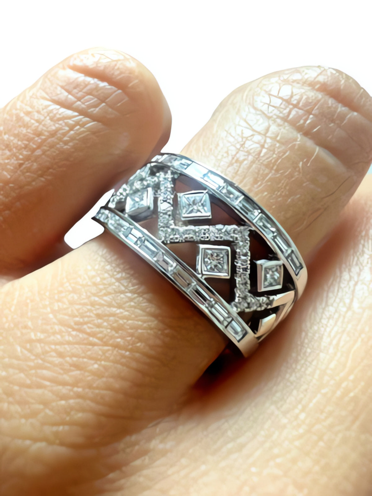 18kt White Gold Wedding Band Ring with Diamond Design Size 6.5