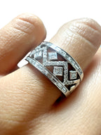 18kt White Gold Wedding Band Ring with Diamond Design Size 6.5