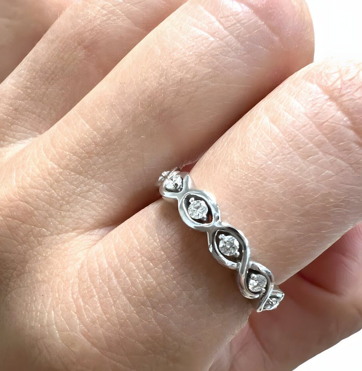 18kt White Gold Ring with an Intricate Design of 0.35ctw Diamonds