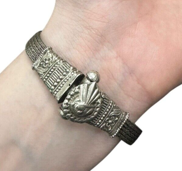 Sterling Silver Flexible Link Bracelet With Flower Details