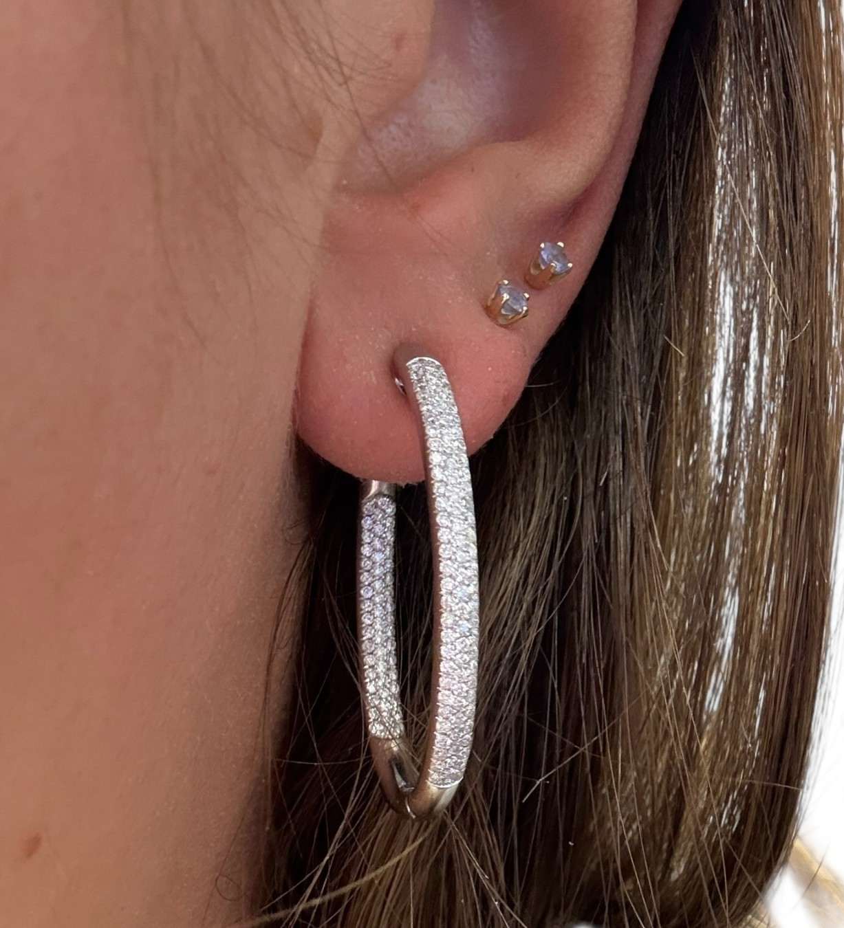 18kt White Gold Diamond 1.25” Drop Earrings