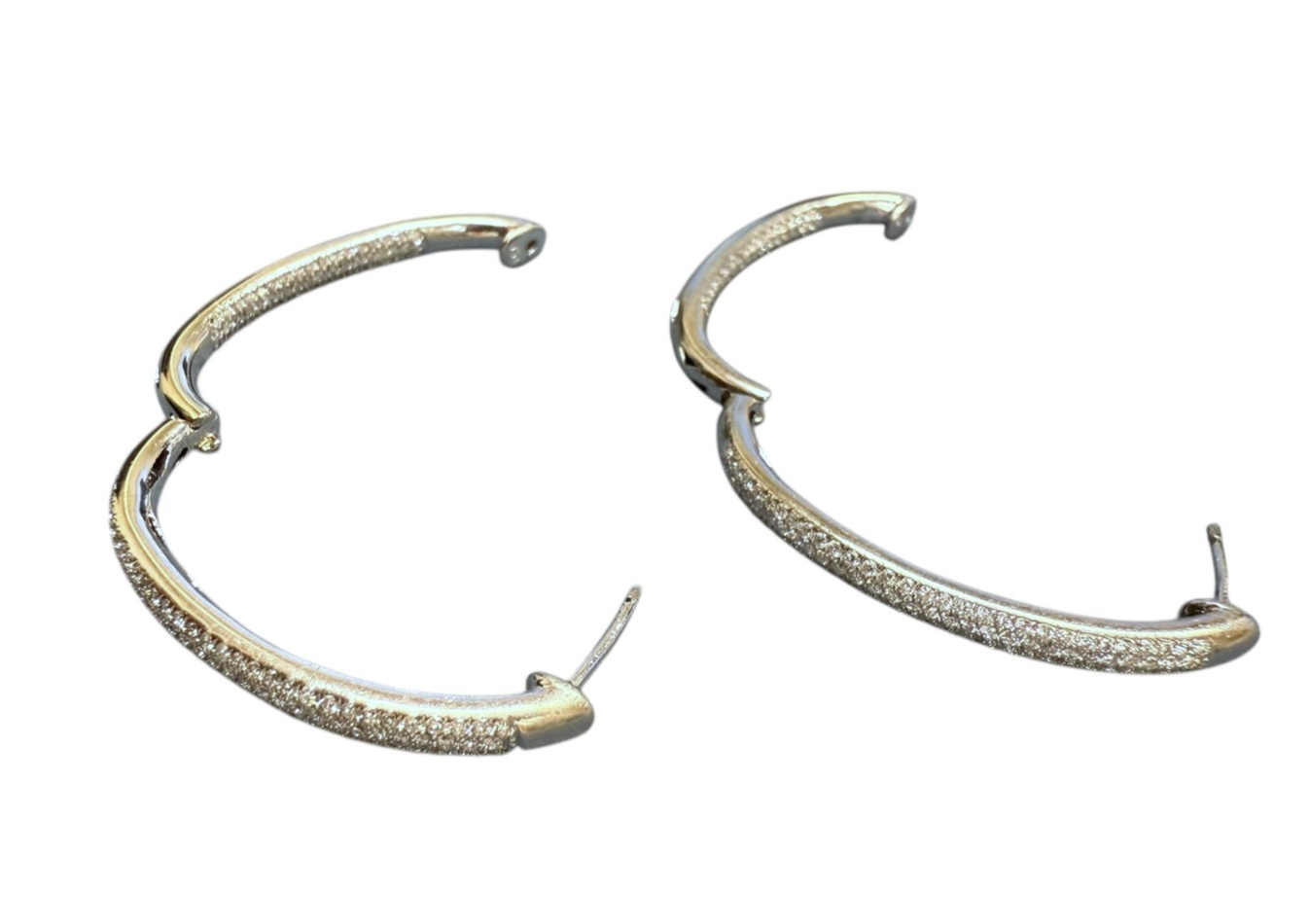 18kt White Gold Diamond 1.25” Drop Earrings