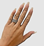 18kt White Gold Wedding Band Ring with Diamond Design