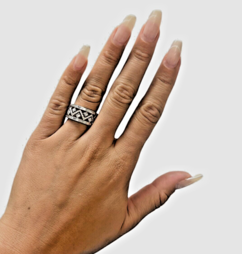 18kt White Gold Wedding Band Ring with Diamond Design