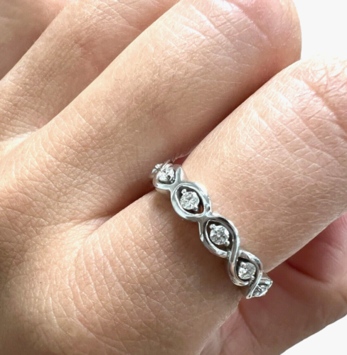 18kt White Gold Ring with an Intricate Design of 0.35ctw Diamonds